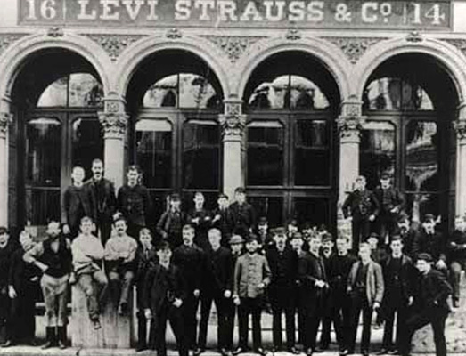 Photo de groupe prise devant les locaux de Levi Strauss & Co, 14-16 Battery Street, San Franscico
