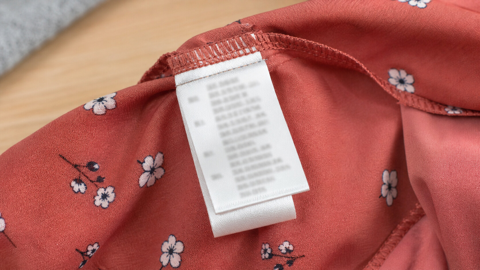 Étiquette textile indiquant coton, polyester, élasthanne et doublure séparée