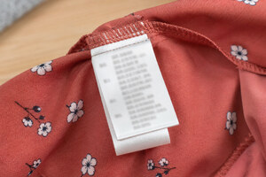 Étiquettes de vêtements : composition, entretien, origine