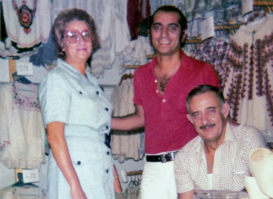 Isak Andic et ses parents dans leur premier magasin